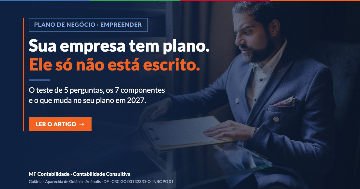 Dono de empresa lendo documentos: plano de negócio para quem já fatura